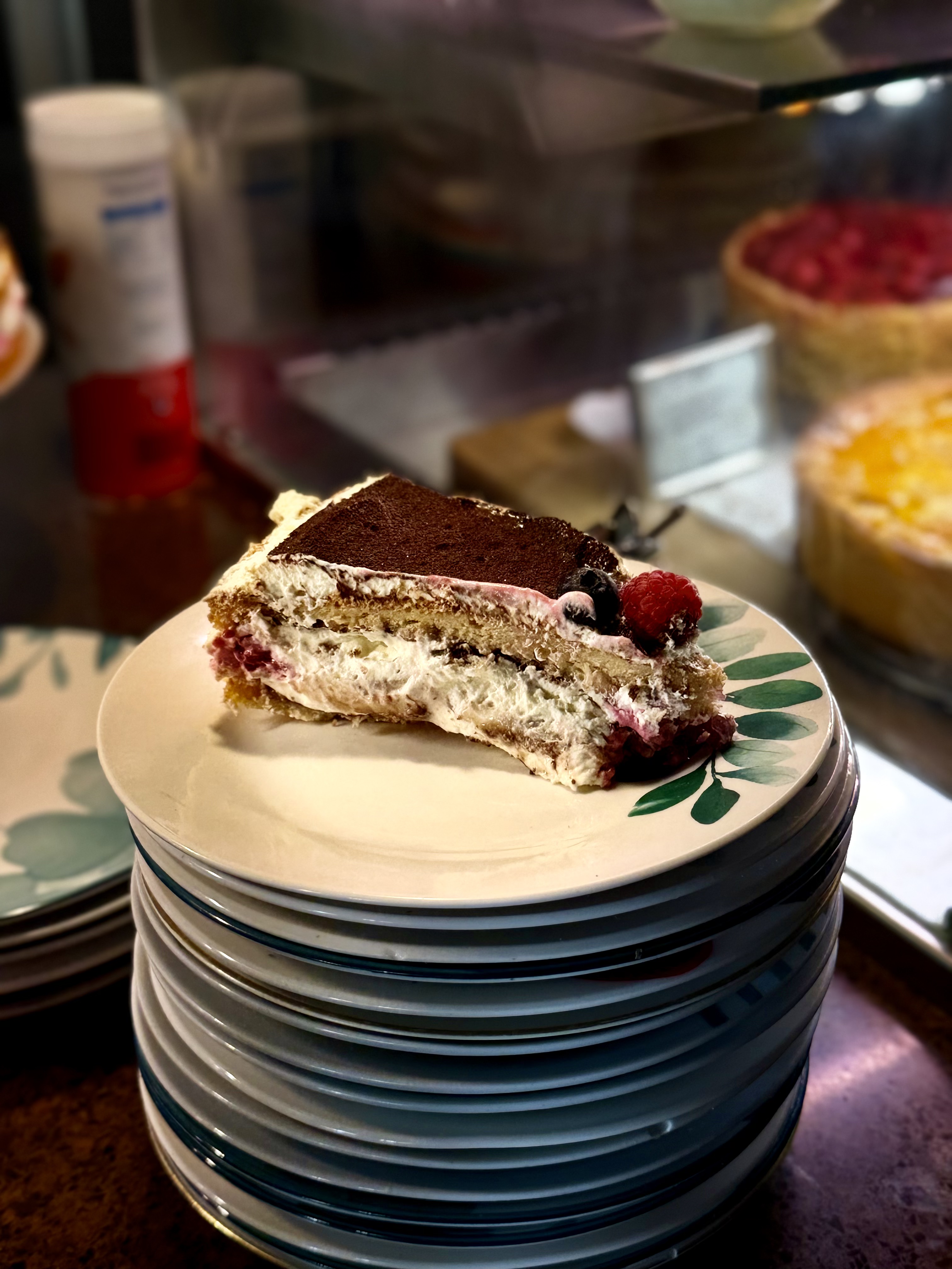 Hausgemachtes Kuchenstück mit Beeren
