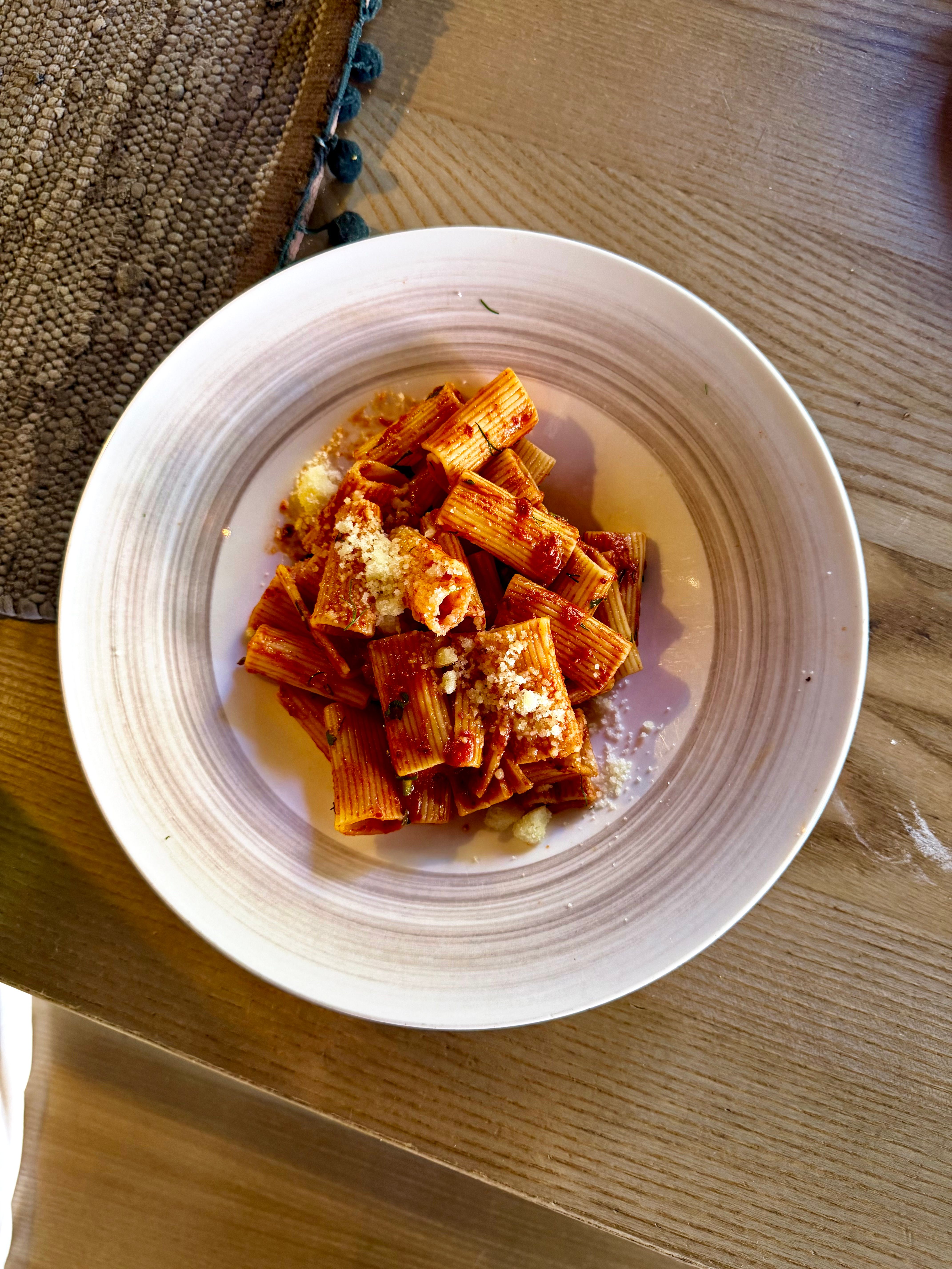 Rigatoni mit Tomatensauce und Parmesan